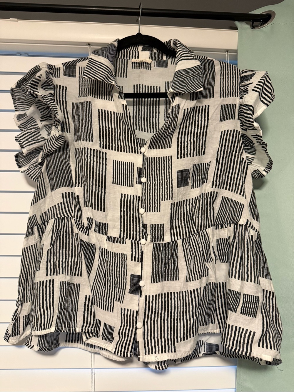 Jodifl Black & White Geometric Print Ruffle Sleeve Blouse – Size Large